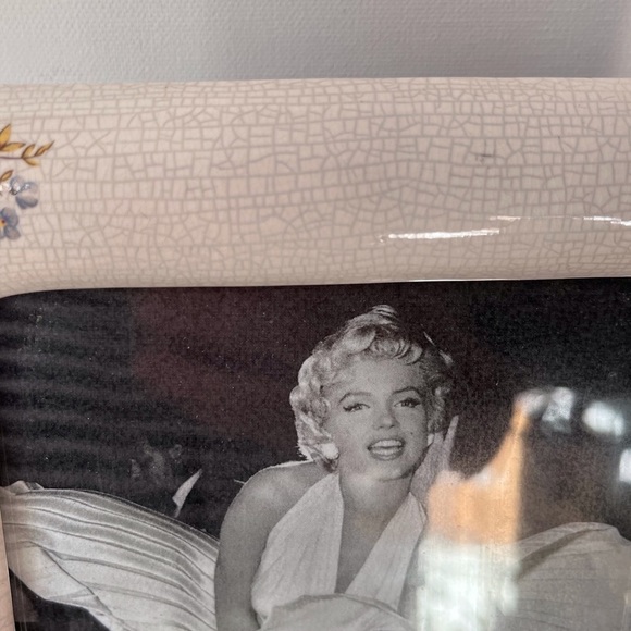 Vintage ceramic pictures frame with floral accent - Picture 4 of 12